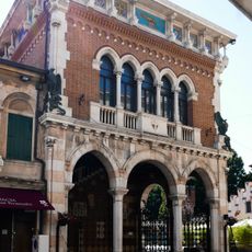 Loggia del Podestà - Monumento ai Caduti