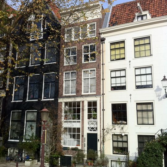 Huis met gevel onder rechte lijst