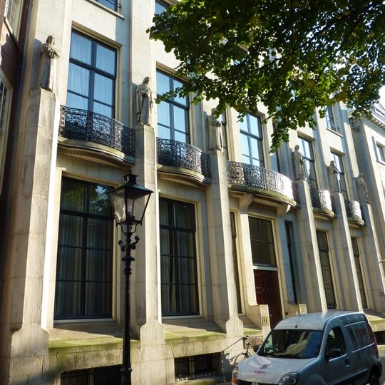 Door J. Lemberg gebouwd pand, van algemeen belang wegens harmonische architectuur en kunsthistorische waarde