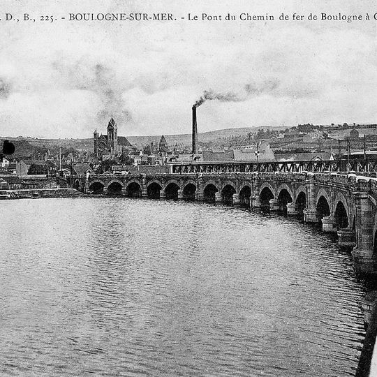 Pont en pierre sur la Liane