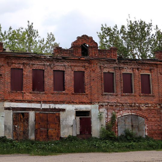 Жилой дом с лавкой