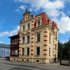 Wohnhaus in offener Bebauung mit Einfriedung Oststraße 6