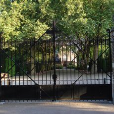 Algemene Begraafplaats Crooswijk: twee poortgebouwen met tussengelegen begraafplaatshek, gezamenlijk de hoofdingang tot de begraafplaats Crooswijk vormend