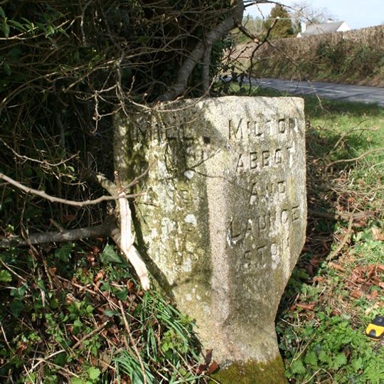 Guidestone, jct with UC road to Mill Hill, 250m NW of old tollhouse