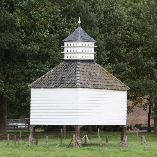 Huis te Echten, duifhuis
