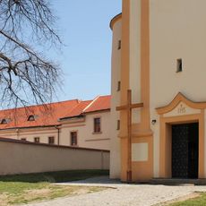 Dřevěný kříž v Nezamyslicích u kostela