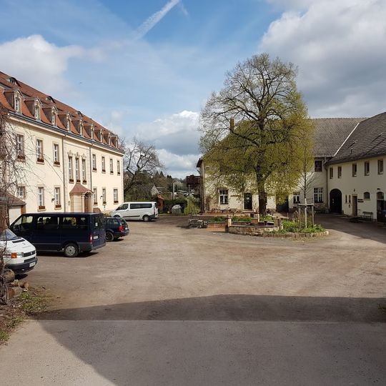 Herrenhaus, Wirtschaftsgebäude, drei Scheunen, ein Seitengebäude und Toreinfahrt eines Rittergutes Brösgener Straße 2