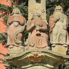 Sousoší Kalvárie v Bušíně před školou