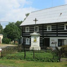 Kříž v zahradě domu na Mírovém náměstí v Zákupech