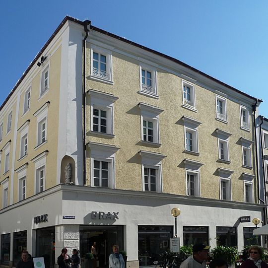 Wohn- und Geschäftshaus