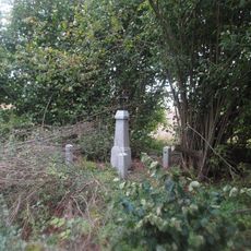 Kříž východně od Pačejova u pole v křoví