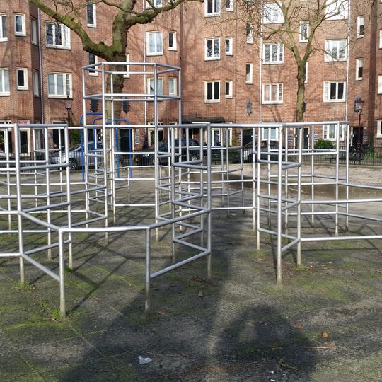 Aldo van Eyck aan het Bertelmanplein