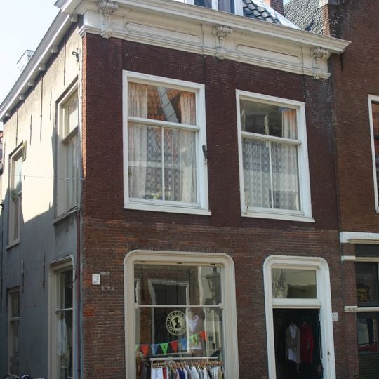 Pand met lijstgevel. Goot met drie consoles