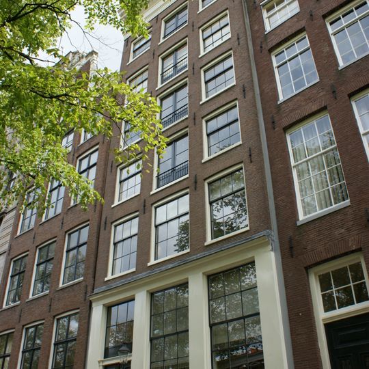 Pand met gevel onder rechte lijst