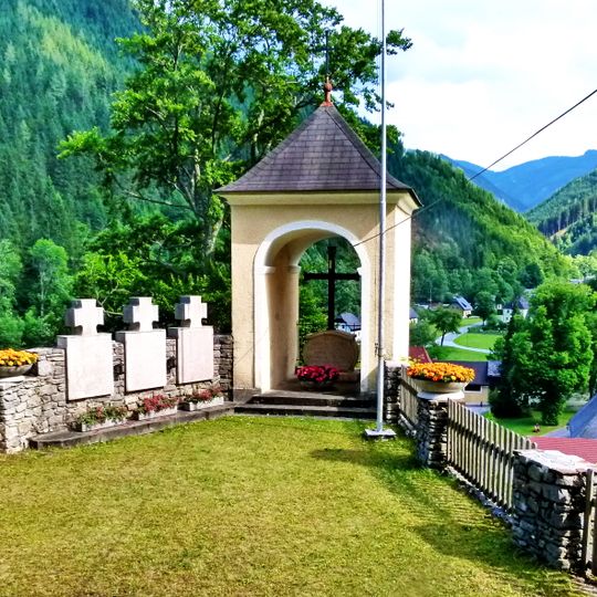 Kreuzweg mit Kapellen und Kriegerdenkmal