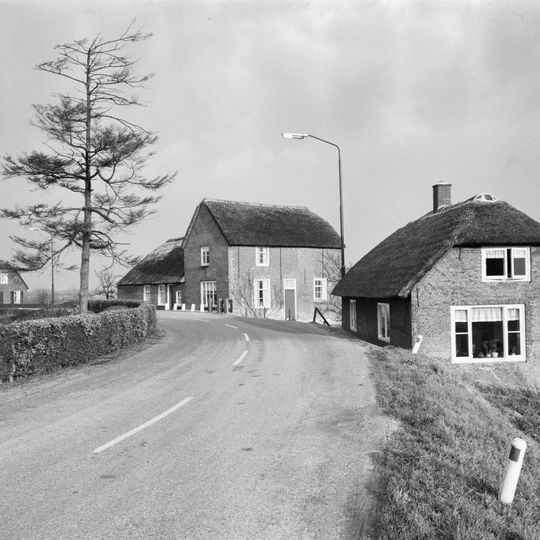 Boerderij met dwars voor de stal geplaatst woonhuis waarop verdieping en rieten zadeldak