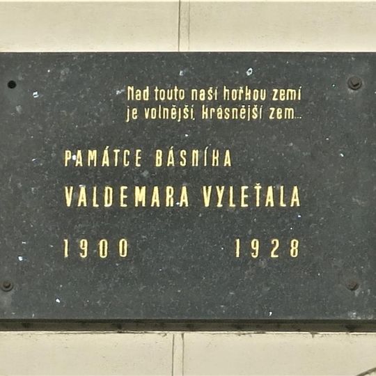 Pamětní deska Valdemara Vyleťala na gymnáziu v Komenského ulici v Nymburku