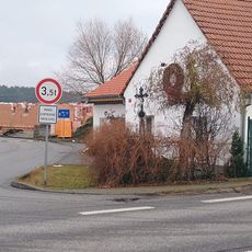 Kříž na návsi u silnice