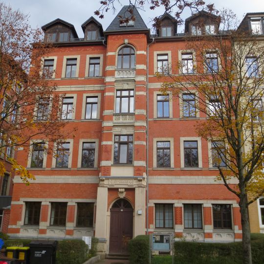 Pfarrhaus in halboffener Bebauung mit Vorgarten Josephinenplatz 8
