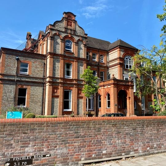 40, College Crescent