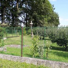 Kříž v Radimovicích u Tábora v zahradě