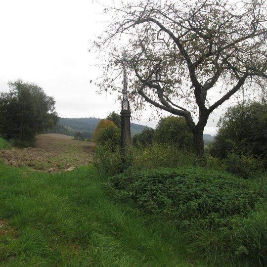 Kříž nad Mičovicemi u silnice do Lhenic