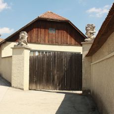 Statues of slaves, Heiligenkreuz