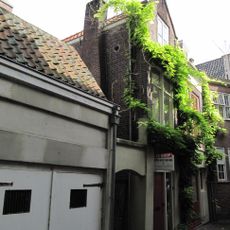 Woonhuisjes aan de noordzijde van de steeg tussen Voorstraat en Hof, tegenover de Augustijnenkerk
