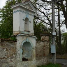 Výklenková kaplička se zvoničkou v ohradní zdi zámeckého pivovaru