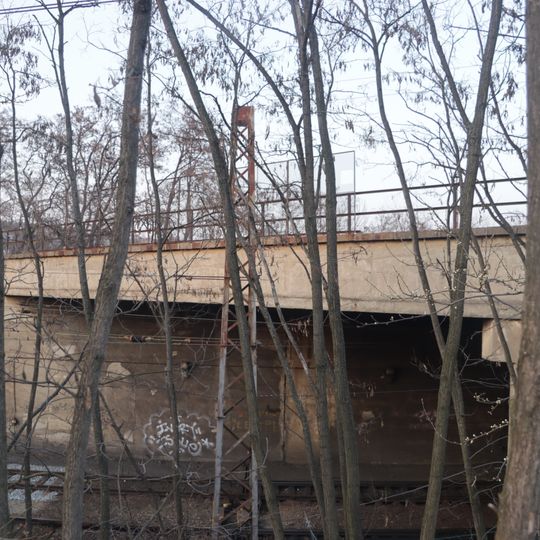 Most trati 210 přes kolej odstavného nádraží Praha jih