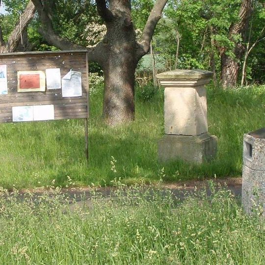 Podstavec sochy na návsi ve Zlovědicích