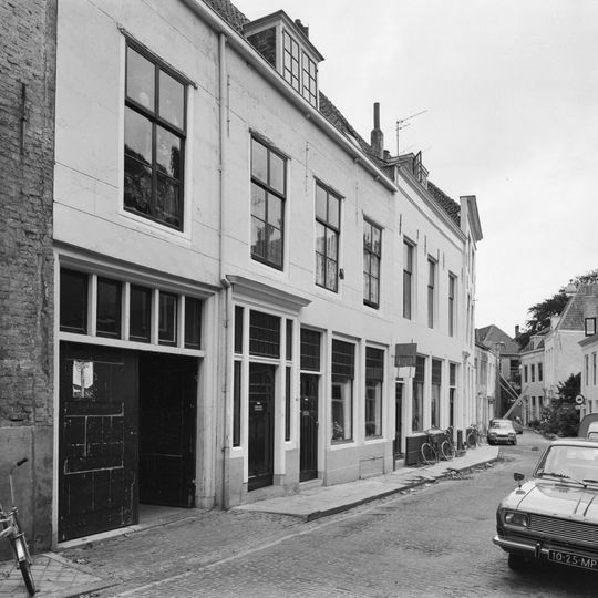 Huis met gepleisterde rechte gevel