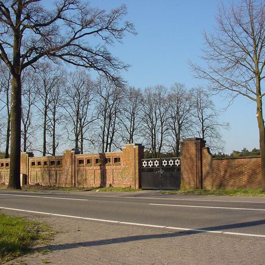 Sombre Hadass, muur met twee poorten