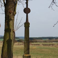 Kříž východně od Vlastce u rozcestí