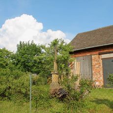 Kříž na okraji Petrušova v zahradě