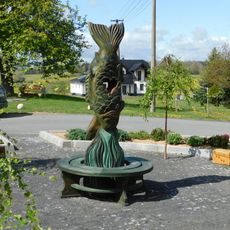 Plastika ryby na návsi v Rybničné