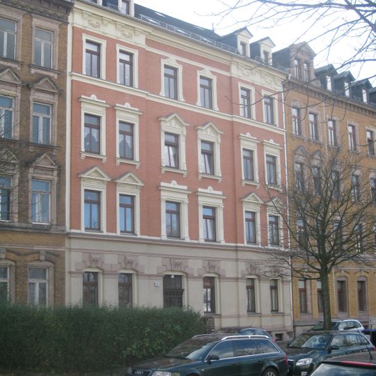 Mietshaus in geschlossener Bebauung mit Vorgarten Forststraße 2