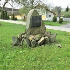 Pomník osvobození na návsi v Kojicích