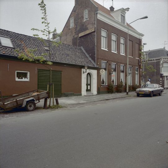 Laag gebouw met rechte kroonlijst