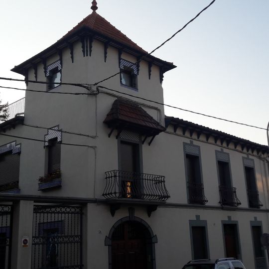 House in carretera de Santa Pau, 24-26
