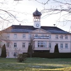 Herrenhaus mit Anbauten und daran angebautes Wirtschaftsgebäude eines ehemaligen Rittergutes Alte Plauensche Straße 1