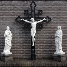 Calvariegroep van drie gietijzeren beelden