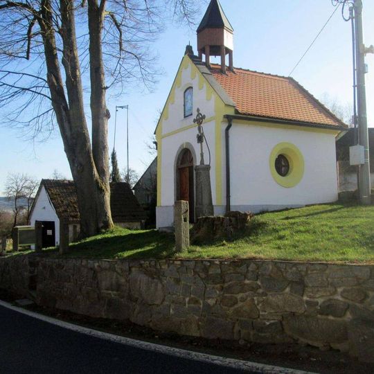 Kříž u kaple v Brodu