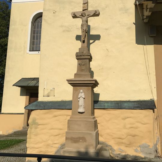 Kamenný kříž u kostela sv. Vavřince