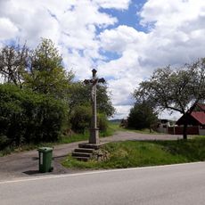 Kříž ve Velicích u rozcestí