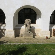 Torzo pomníku padlým v 1.světové válce v atriu muzea ve Stříbře