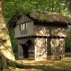 Nijenrode: hertenkamp met stal begrenst door hekwerk