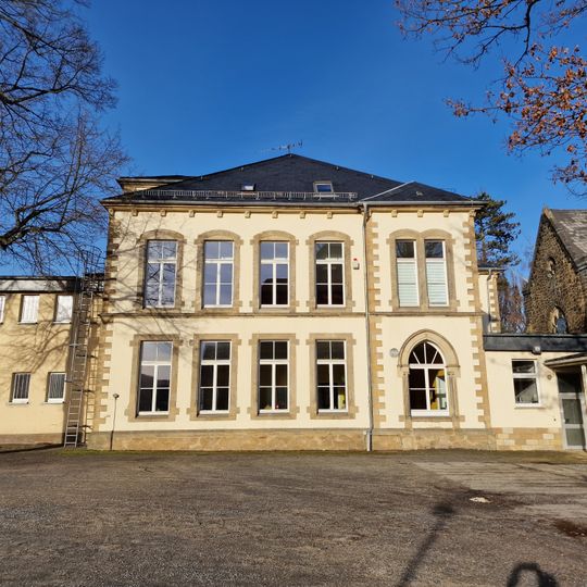 Frei stehendes Schulgebäude Finkenbergstraße 17