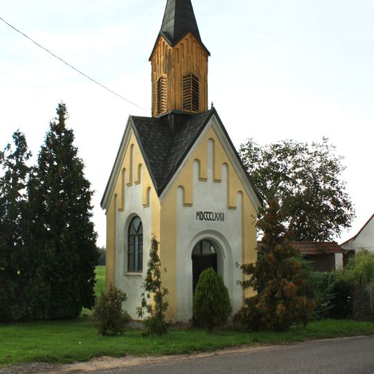 Kaplička u hlavní silnice v Lánech u Kostomlat nad Labem