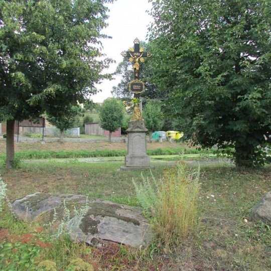 Kříž za kaplí v Brtné